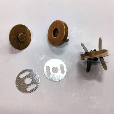 https://prejdiikonci.eu/clients/120/images/catalog/products/298df82915303197_kopche metalno magnit chanta3.jpg
